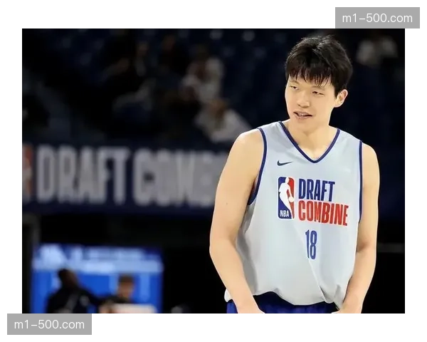 青岛队高位策应与外线掩护结合 杨瀚森成长迅速 青岛队高位策应与外线掩护结合 杨瀚森成长迅速